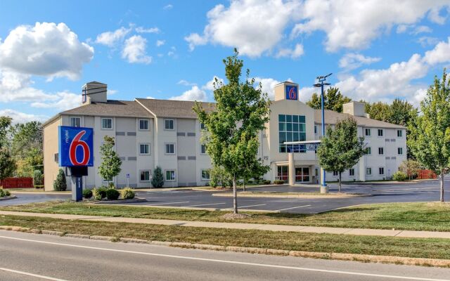 Отель Motel 6 Niagara Falls - New York США, Ниагара-Фолс - отзывы, цены и фото номеров - забронировать отель Motel 6 Niagara Falls - New York онлайн вид на фасад