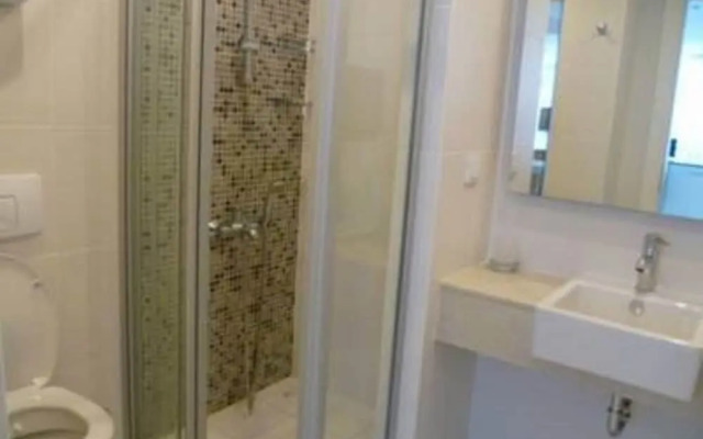 Babylon 40 - 2 bed Private Home Sleeps Up To 6 Close to Everything