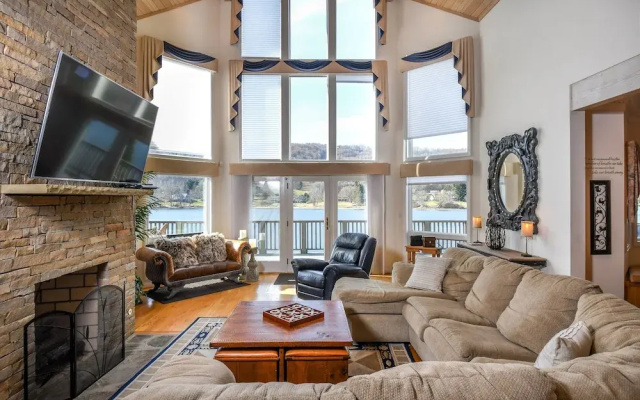 Lake Escape 5 Bedroom House