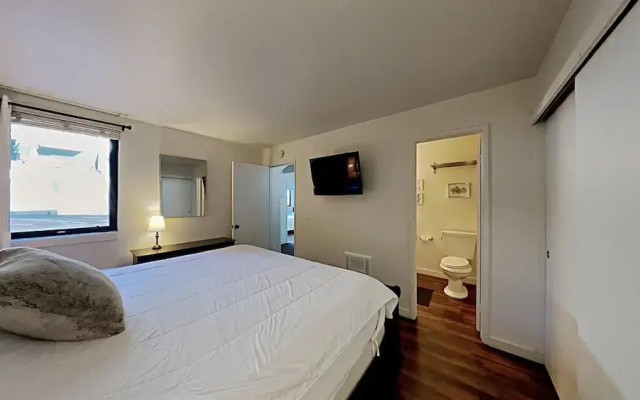 Spacious 2 Bedroom Home with Pool, 3 Hot Tubs, Sauna! by RedAwning