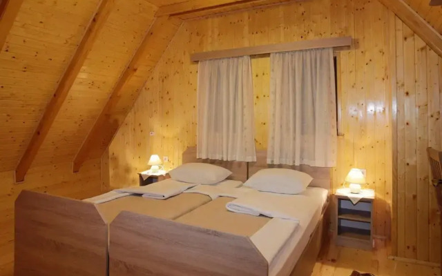 Amazing Home in Breze with Hot Tub & 4 Bedrooms