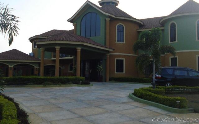 Отель Milbrooks Resort вид на фасад
