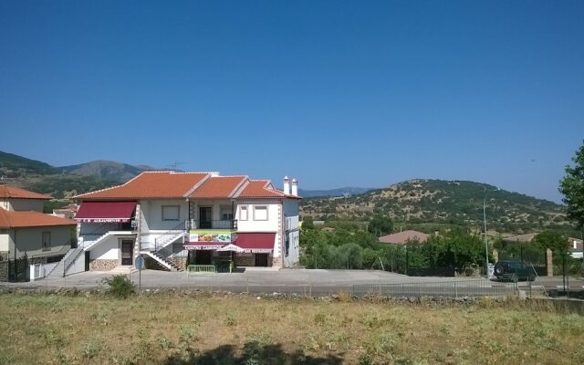 Отель Alojamiento Bar Rte Cuatro Caminos вид на фасад