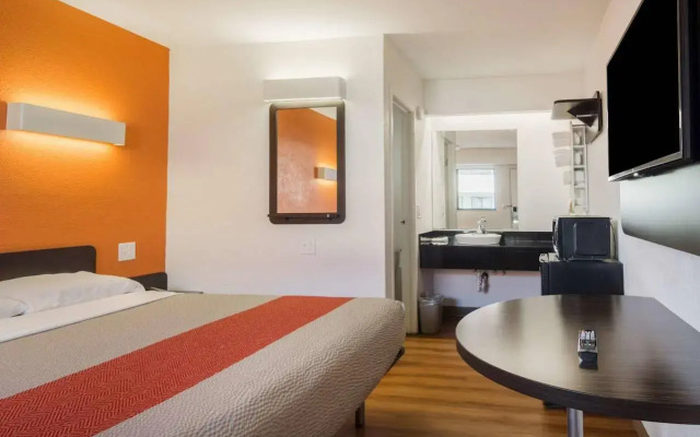 Motel 6 Akron