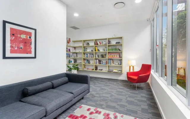 Beautiful Unit With Gym and Pool Near Museums