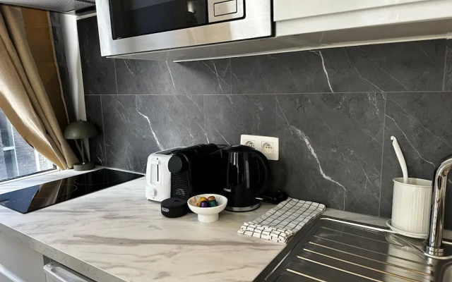 Stylish 1BR plus LR Apt Ghent Castle