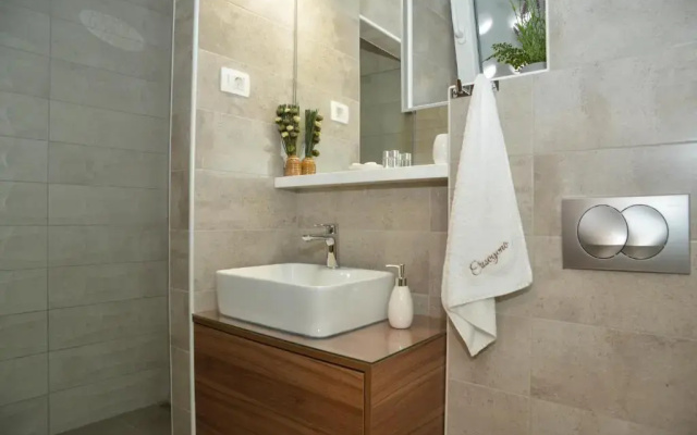 Fifi apartment w. parking in old town