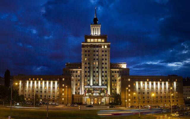Hotel International Prague вид на фасад
