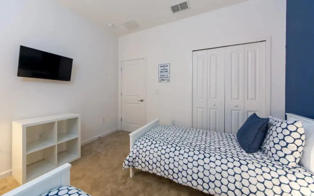 Beautiful 4 bedroom home close to Disney