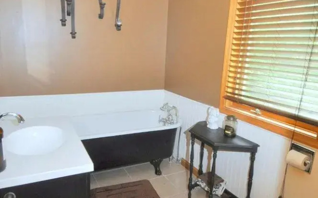 Sqyrls Nest - 3BR Retreat With a Hot Tub