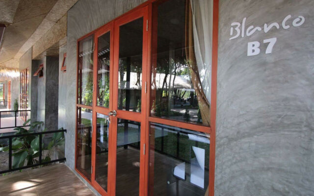 Blanco Hostel at Lanta Ланта вид на фасад
