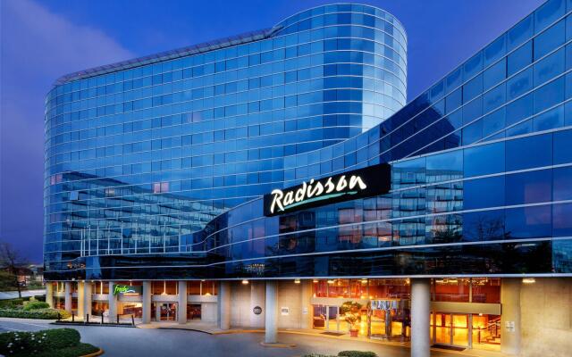 Отель Radisson Hotel Vancouver Airport Канада, Ричмонд - отзывы, цены и фото номеров - забронировать отель Radisson Hotel Vancouver Airport онлайн вид на фасад