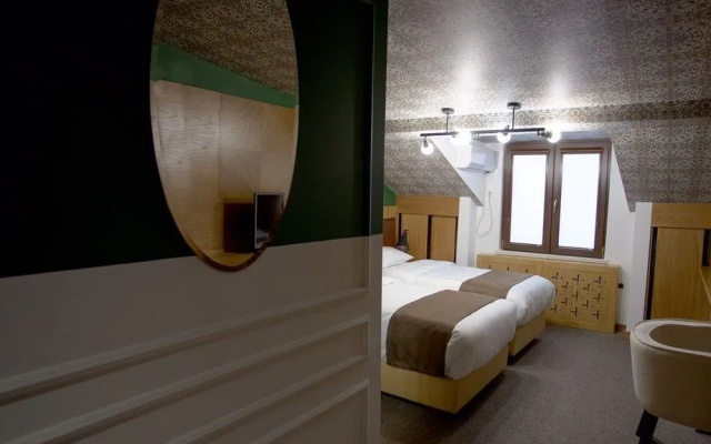 Crowns Hotel