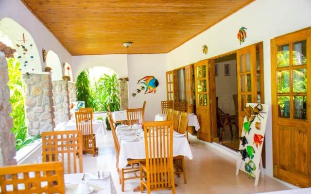 Отель Villa Rafia Guesthouse Сейшельские острова, Остров Праслин - 1 отзыв об отеле, цены и фото номеров - забронировать отель Villa Rafia Guesthouse онлайн вид на фасад