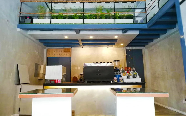 The Cavern Pod Hotel & Specialty Café - Hostel