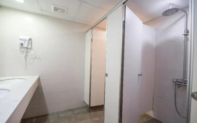 RedDoorz Hostel @ Signature Inn