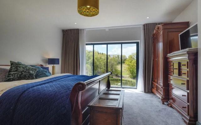 5 Bed Lake House - Sleeps 10 - Nature Reserve