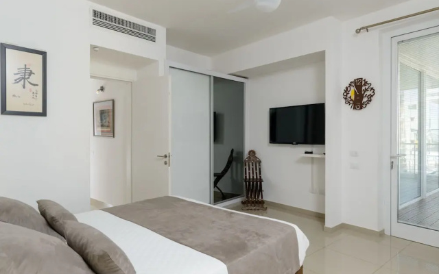 High Standard Seaside Apartment w/ Parking