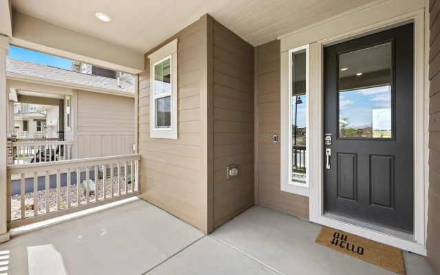 New Build W/ Great Backyard & Lake Access!