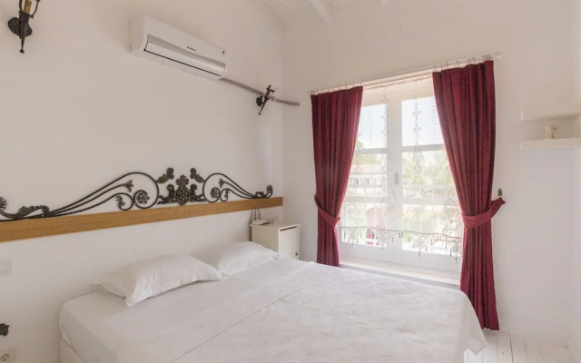 Alaroof Hotel ( +15 )