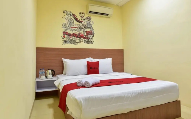 RedDoorz Plus near TIS Square