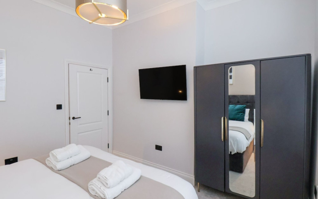 The Salisbury Sleeps 4 Classic Apartment