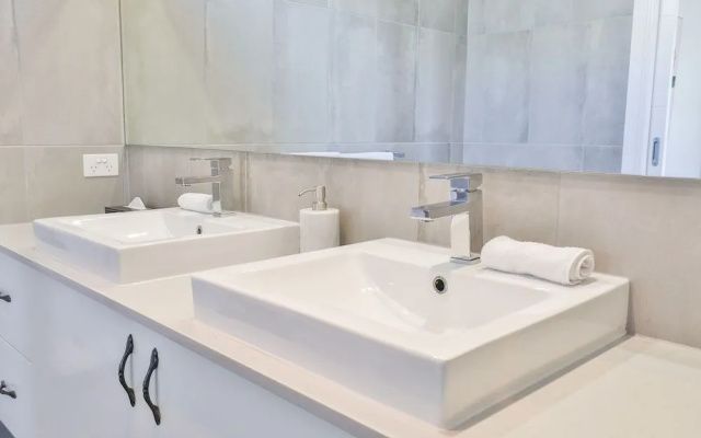 Indulge Luxury Homes - Dockside Marina