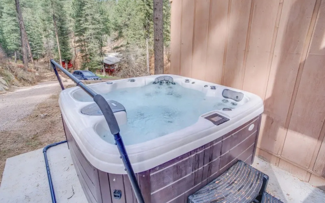 Ruidoso Cabin Retreat w/ Multi-level Deck
