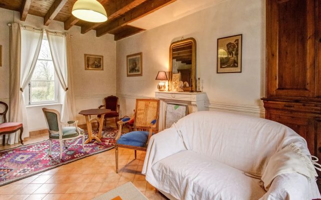 Pretty Holiday Home in Golleville with Private Garden