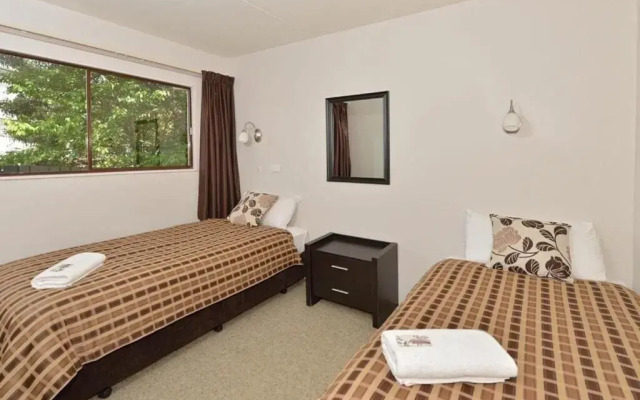 Waterfalls Estate - Motel & Campground