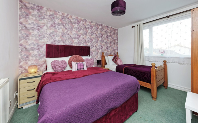 House Sleeps 14 With Enclosed Garden