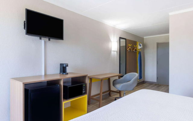 Days Inn & Suites by Wyndham Fort Bragg/Cross Creek Mall