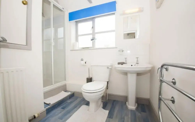 2 Bed Cottage - Sleeps 4 - Pets - Patio - Parking