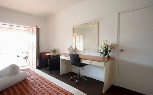 Bowen Inn Motel