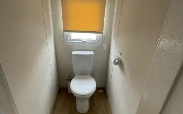 Caravan - Sleeps 10 - Pet Friendly - Parking