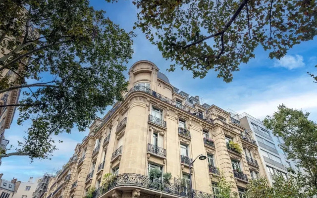 Prestigious Apartment Near the Trocadero