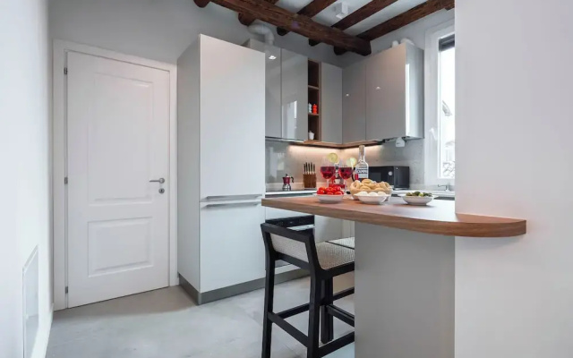 Venetian Alcove