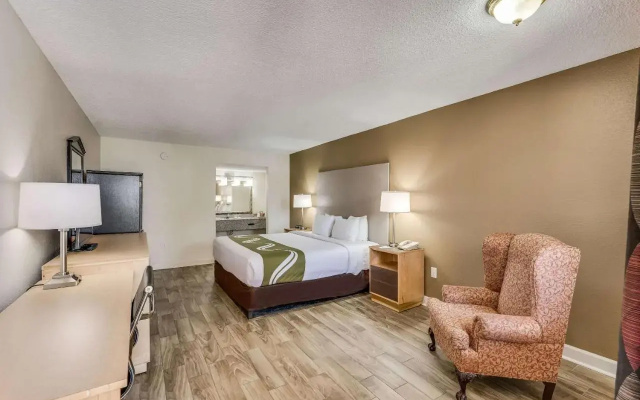 Econo Lodge Inn & Suites