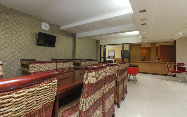RedDoorz Plus near Karebosi Area