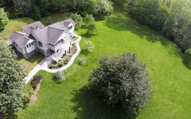 Settlers Mountain Retreat: On-site Hikes & Views!