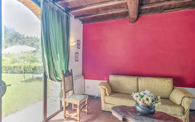 Attractive Farmhouse in Tuscany With Swimming Pool