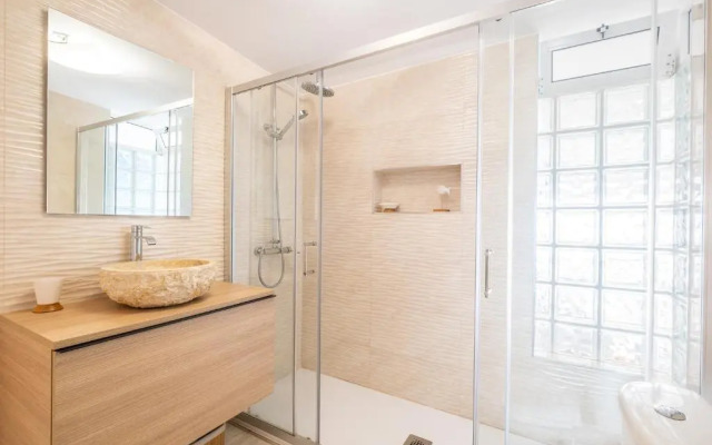Luxurious Seaview Apartment with pool 5min Beach