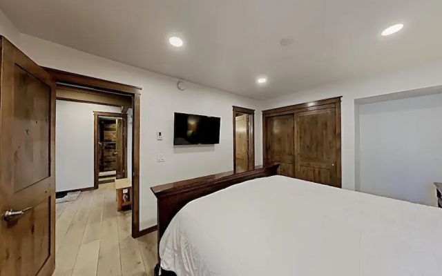 Slopeside Remodeled 2 Bedroom Condo with Amazing Views! by RedAwning