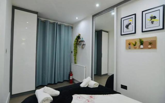 Executive Central Self Contained Flat by CozyNest