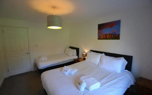 Wisteria Tree - 2 Bed House - Stayseekers