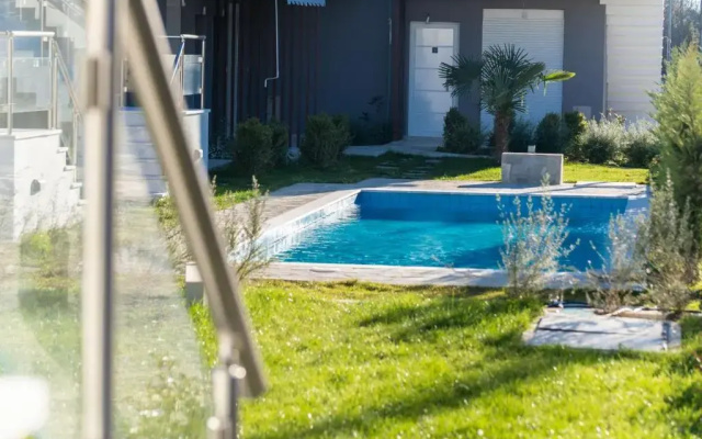 Ofrynio Luxury Apartment & Pool