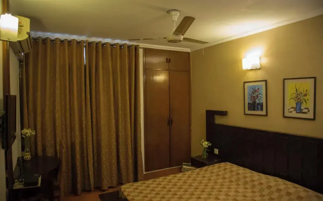 Room-hauz Khas 3 Rooms BnB