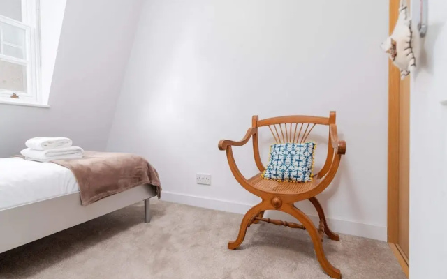 Spacious 2BR in West Kensington by GuestReady