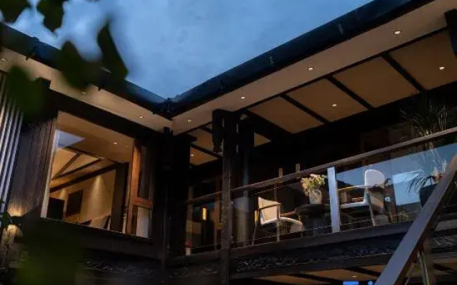 Lijiang Ancient Town Cloud Edge Mountain Retreat Boutique Homestay