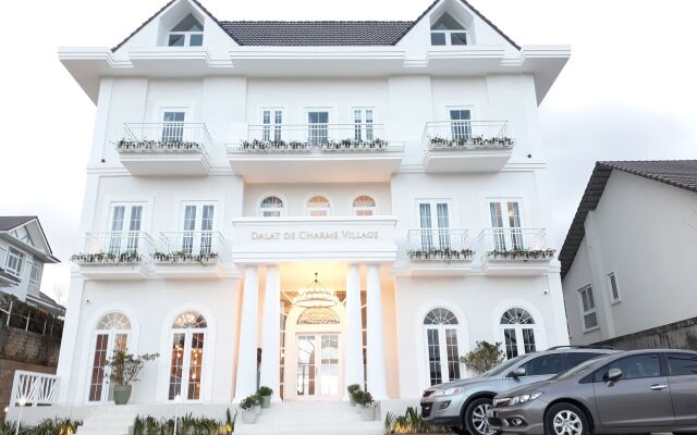 Отель Dalat De Charme Village Resort Далат вид на фасад